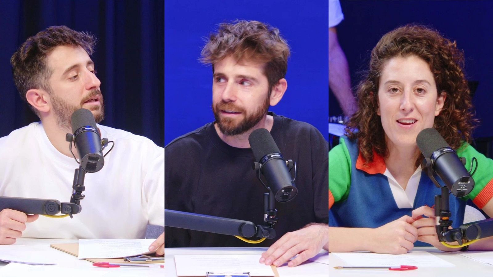 Tres personas, Jorge Yorya, Miguel Campos y Laura del Val, participan en una grabación de audio, cada uno frente a un micrófono profesional con un fondo azul.