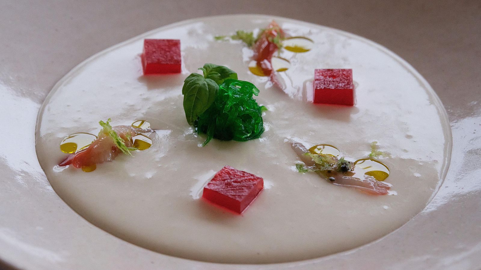 Receta de ajoblanco, concha fina y gelatina de Bloody Mary de MasterChef 14