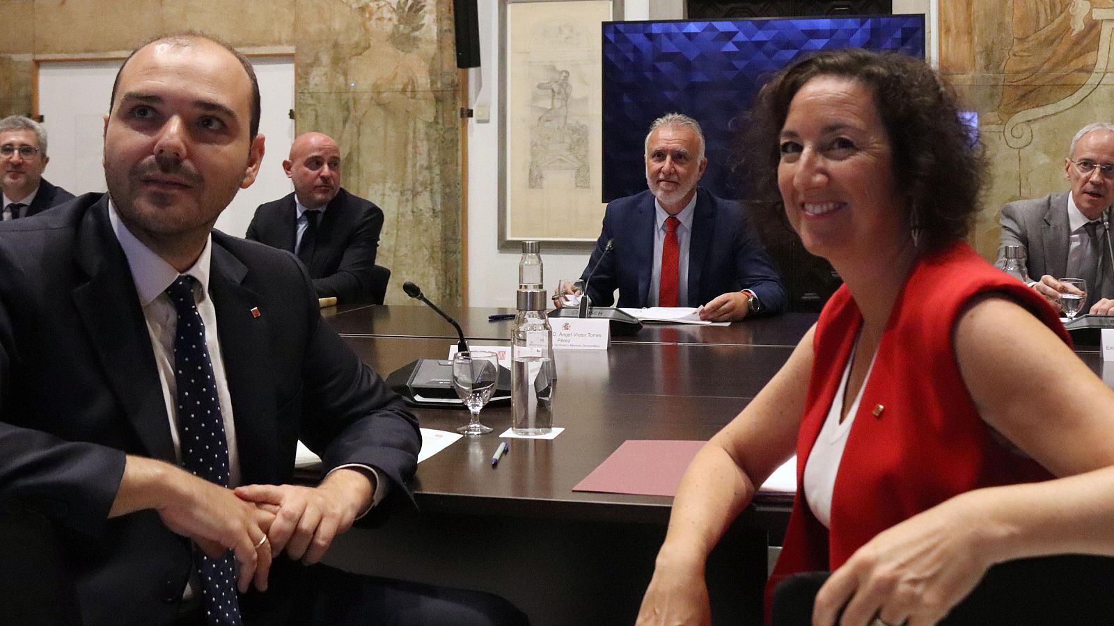 En primer plano, los consellers de la Presidencia y Economía de la Generalitat, Albert Dalmau y Alícia Romero. En el centro, el ministro de Política Territorial, Ángel Víctor Torres.