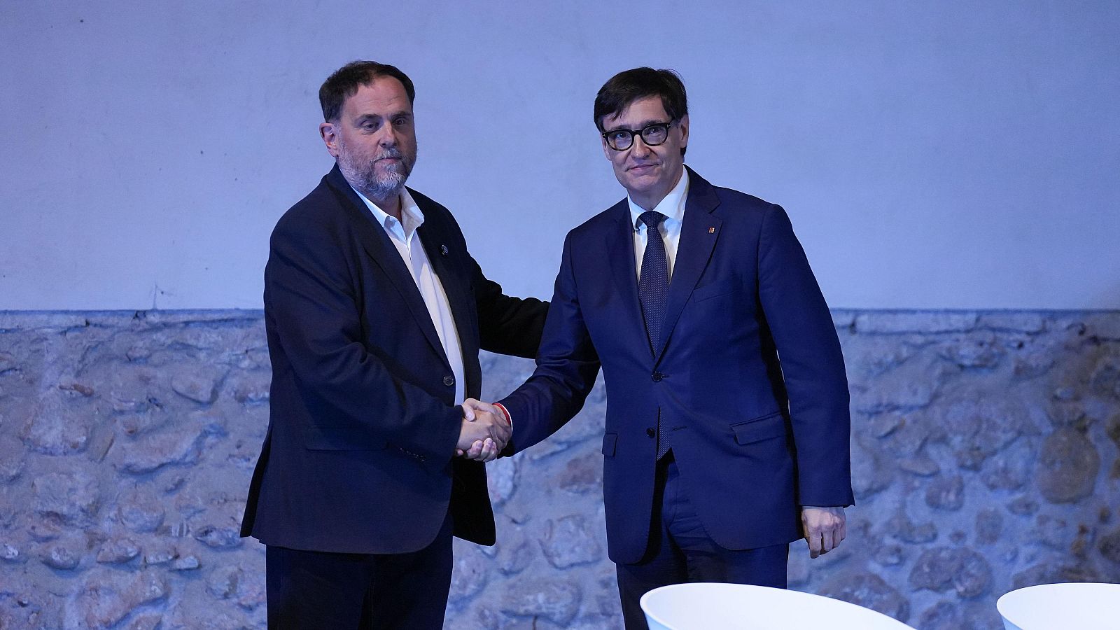 Illa y Junqueras firman el acuerdo de presupuestos en el Palau de la Generalitat