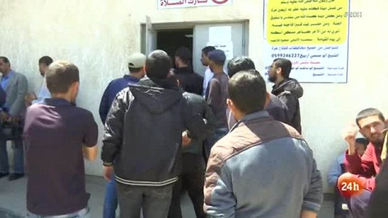 Cientos de palestinos mantienen las protestas en Gaza, junto a la frontera de Israel