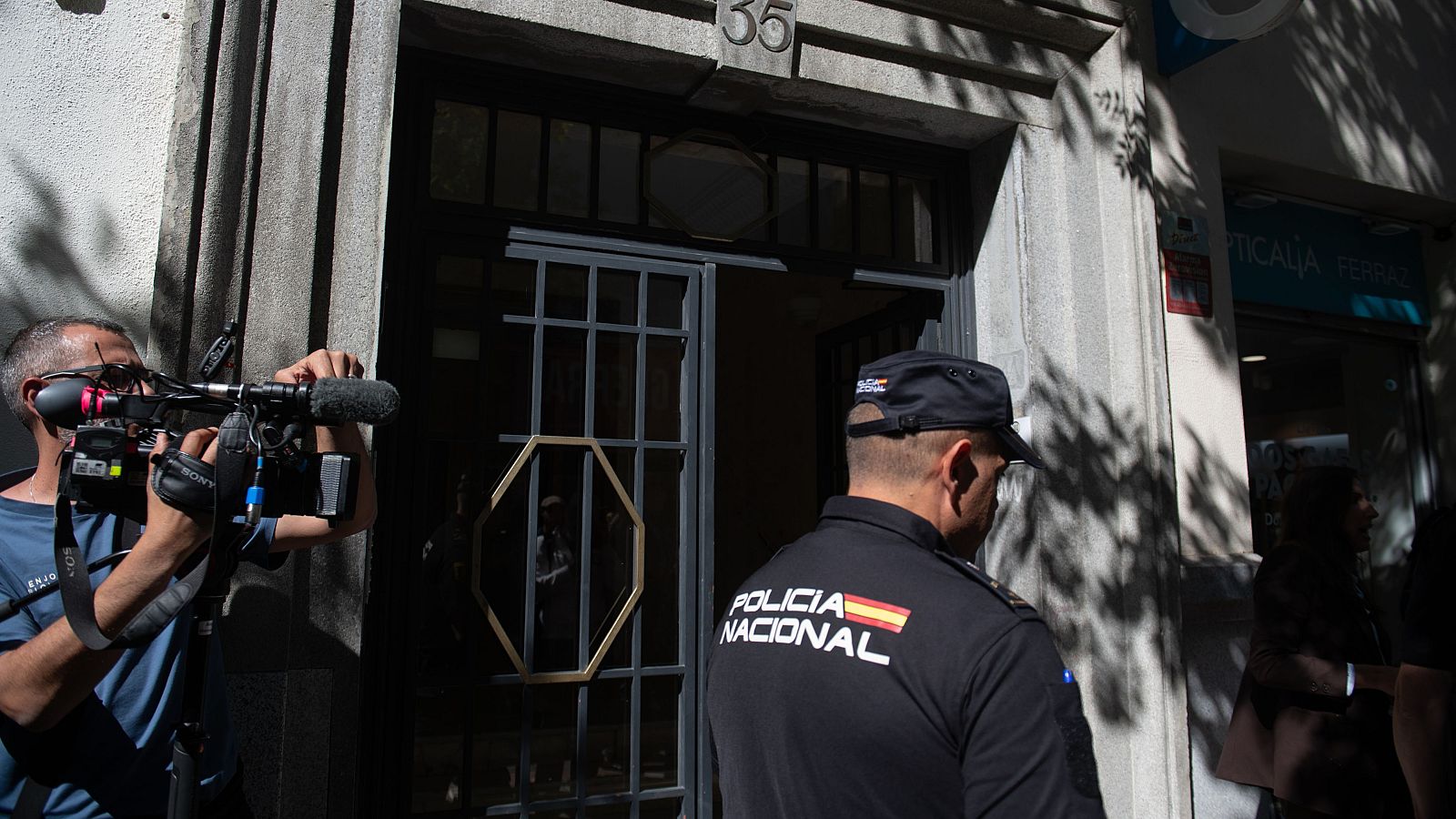 La Policía registra el despacho de Zapatero y tres empresas