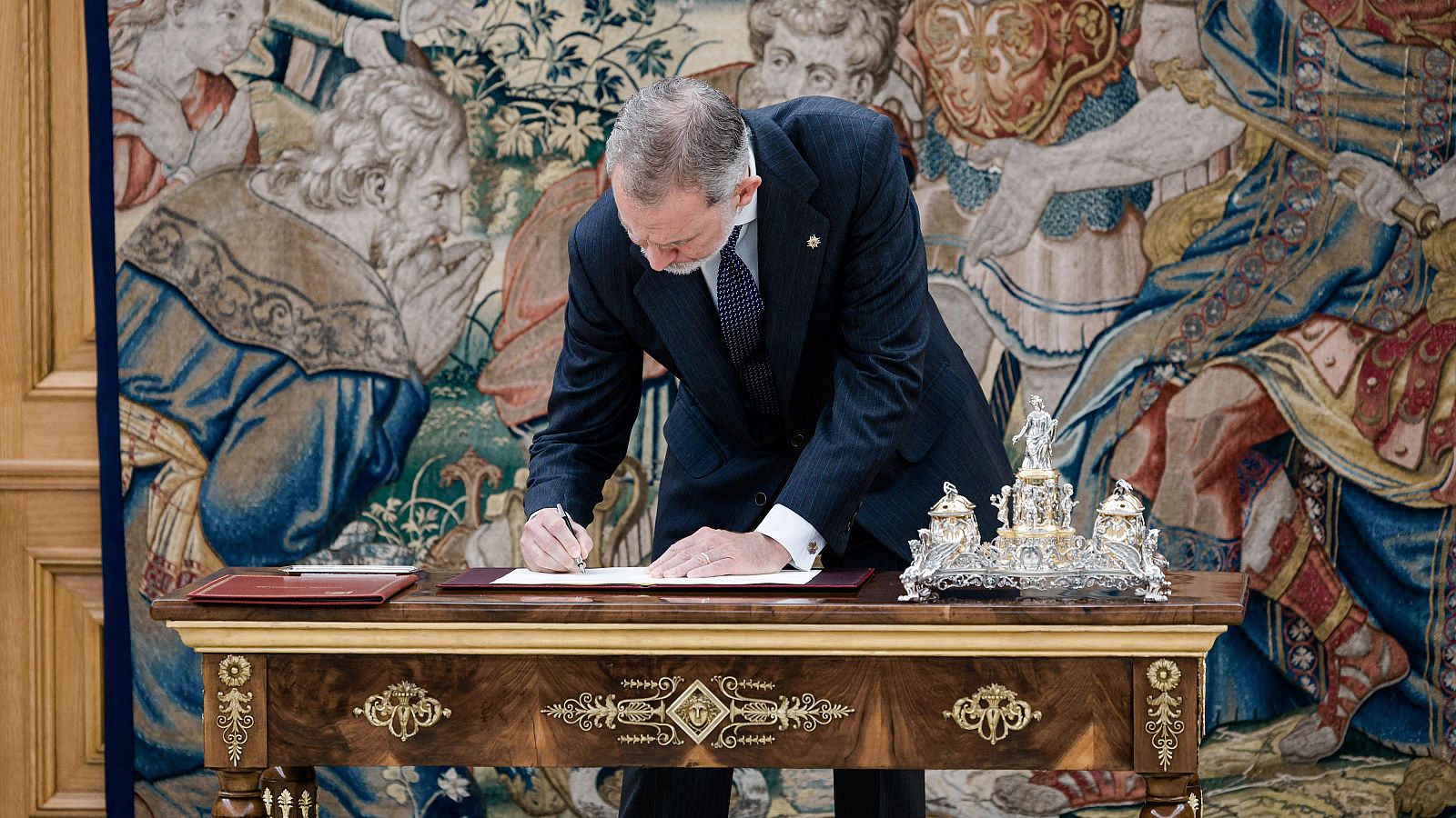 El rey Felipe VI durante el acto de sanción de la reforma del apartado 3 del Artículo 69 de la Constitución Española, en el Palacio de la Zarzuela.