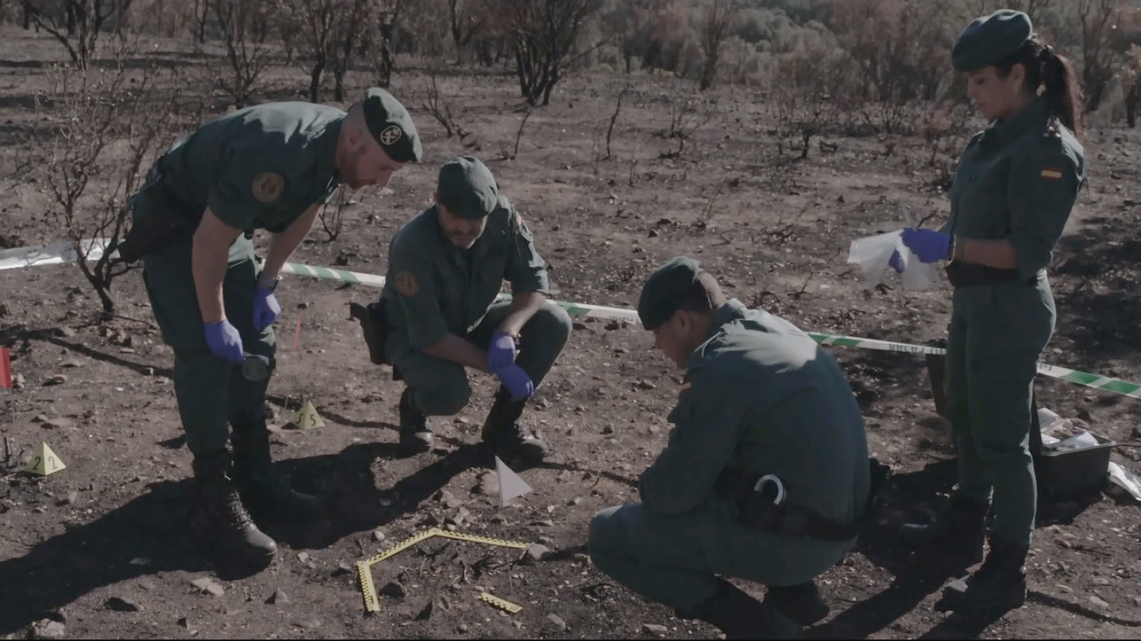 Agentes de la Guardia Civil durante la investigación del incendio en Molezuelas de la Carballeda, Zamora.