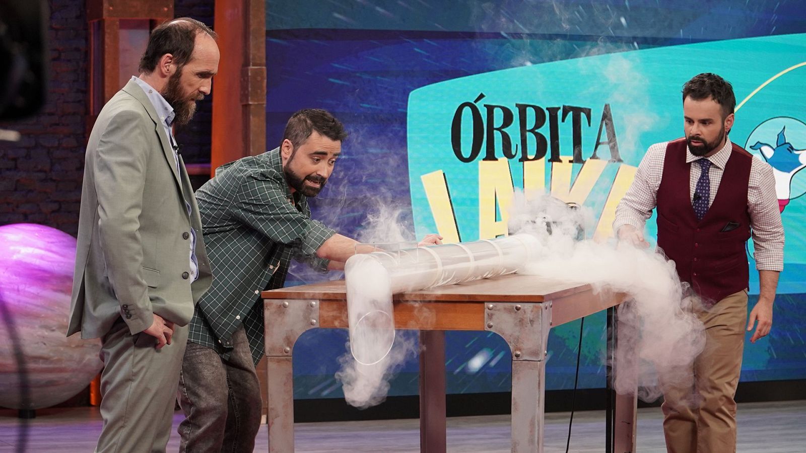 Javier Cansado, Ricardo Moure y Eduardo Sáenz de Cabezón en el plató de "Órbita Laika" con un experimento de humo.