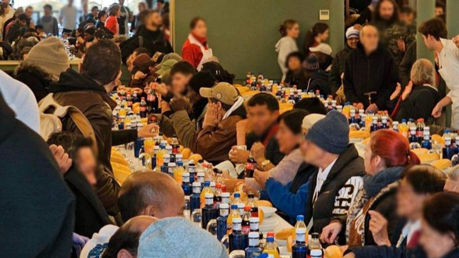 Las Misioneras de la Caridad gestionan un comedor social para unas 400 personas en el antiguo convento agustino en El Raval.