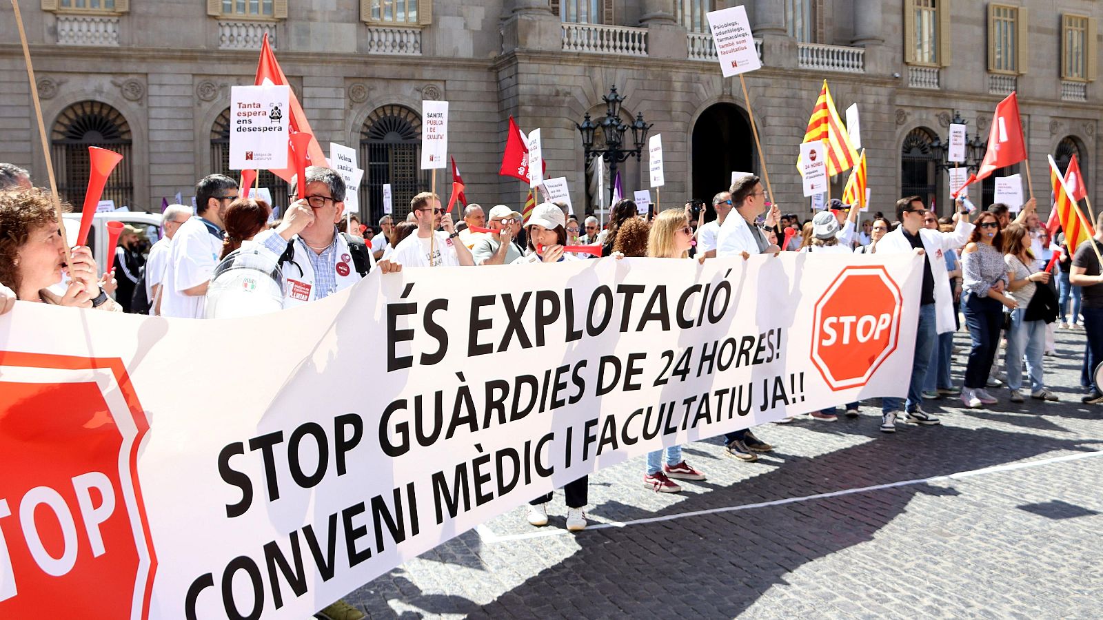 Metges protesten davant del Palau de la Generalitat, a la plaça de Sant Jaume de Barcelona