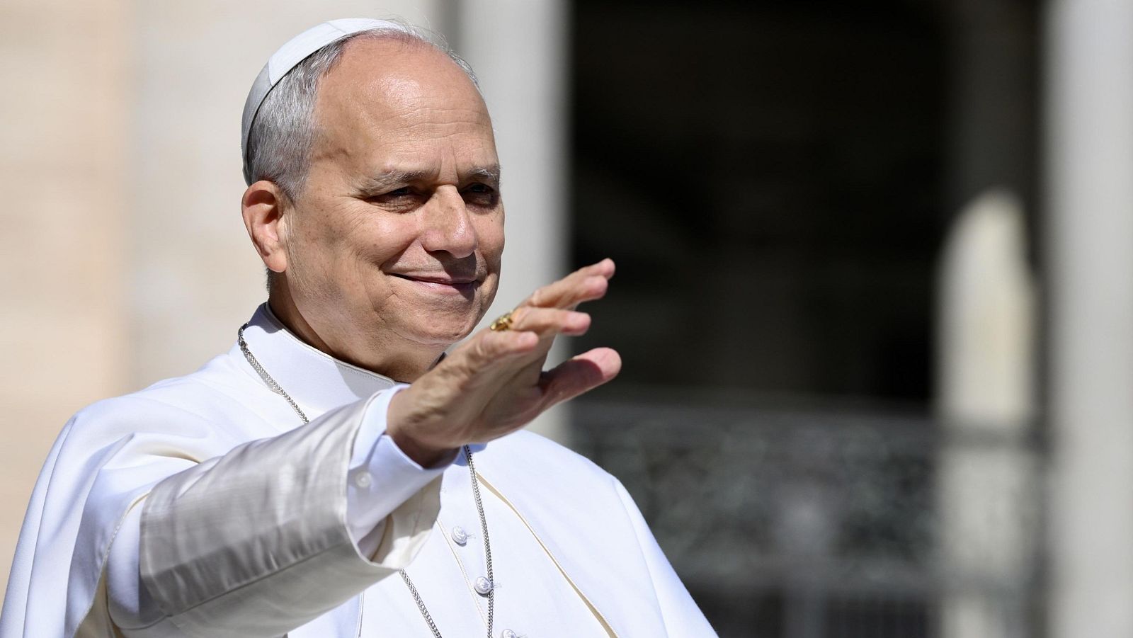 El papa recibe la acreditación para su viaje a España