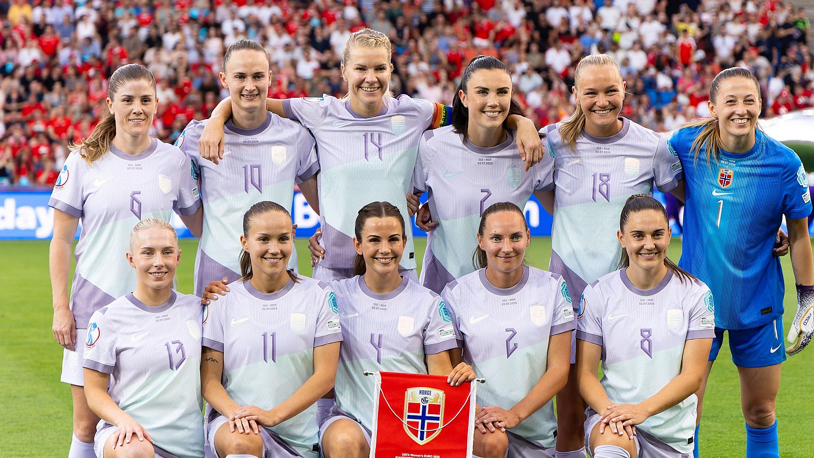 La selección noruega femenina de fútbol, con Caroline Graham Hansen (10), 14 Ada Hegerberg (14) e Ingrid Engen (7) juntas en la segunda fila antes de un partido de la pasada Eurocopa.