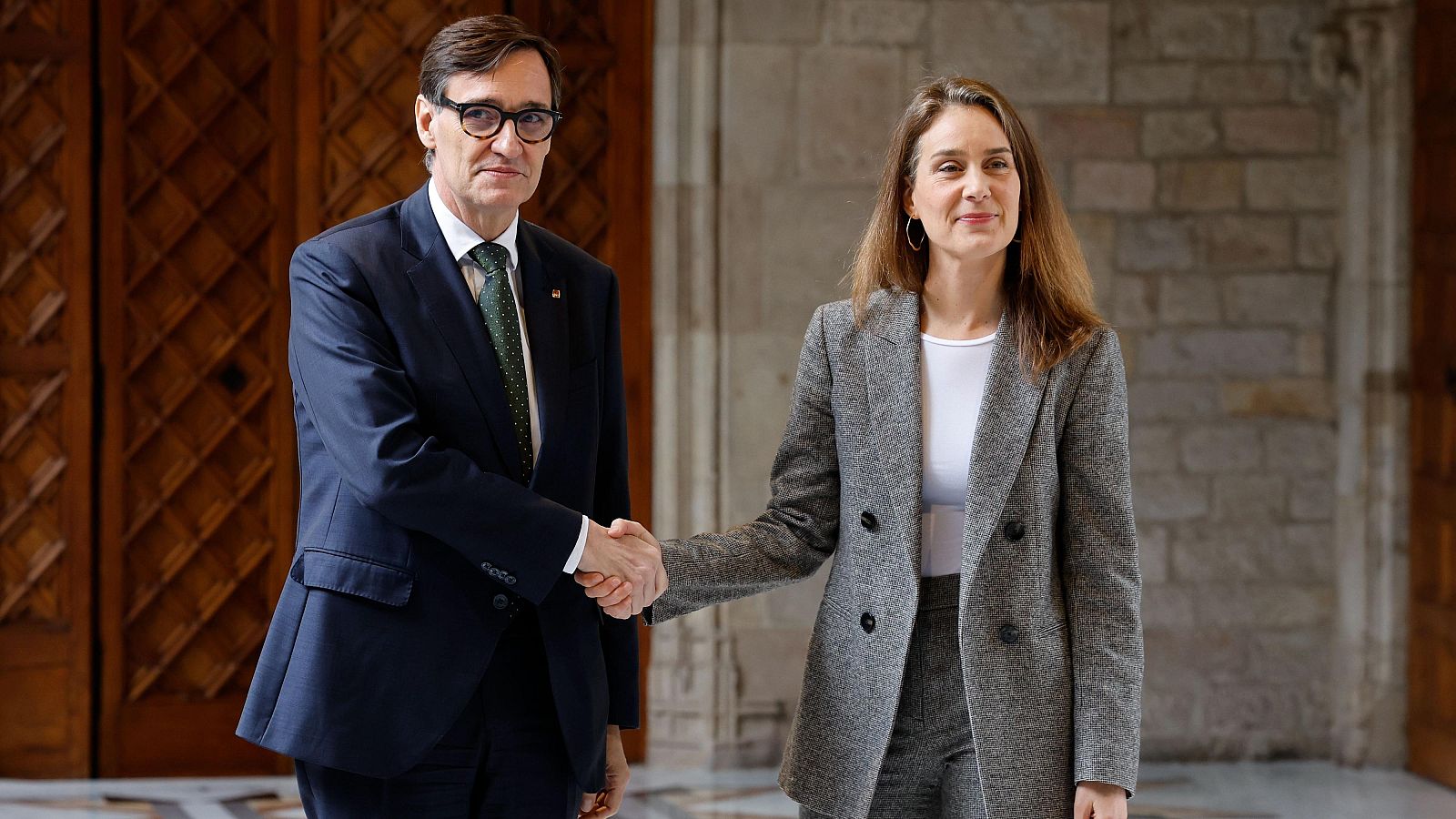 El presidente de la Generalitat, Salvador Illa, y la presidenta del grupo de Comuns, Jéssica Albiach, en el Palau de la Generalitat