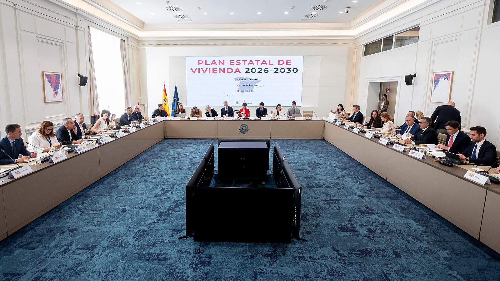 Los representantes de las comunidades autónomas y los del Gobierno antes del inicio de la reunión.