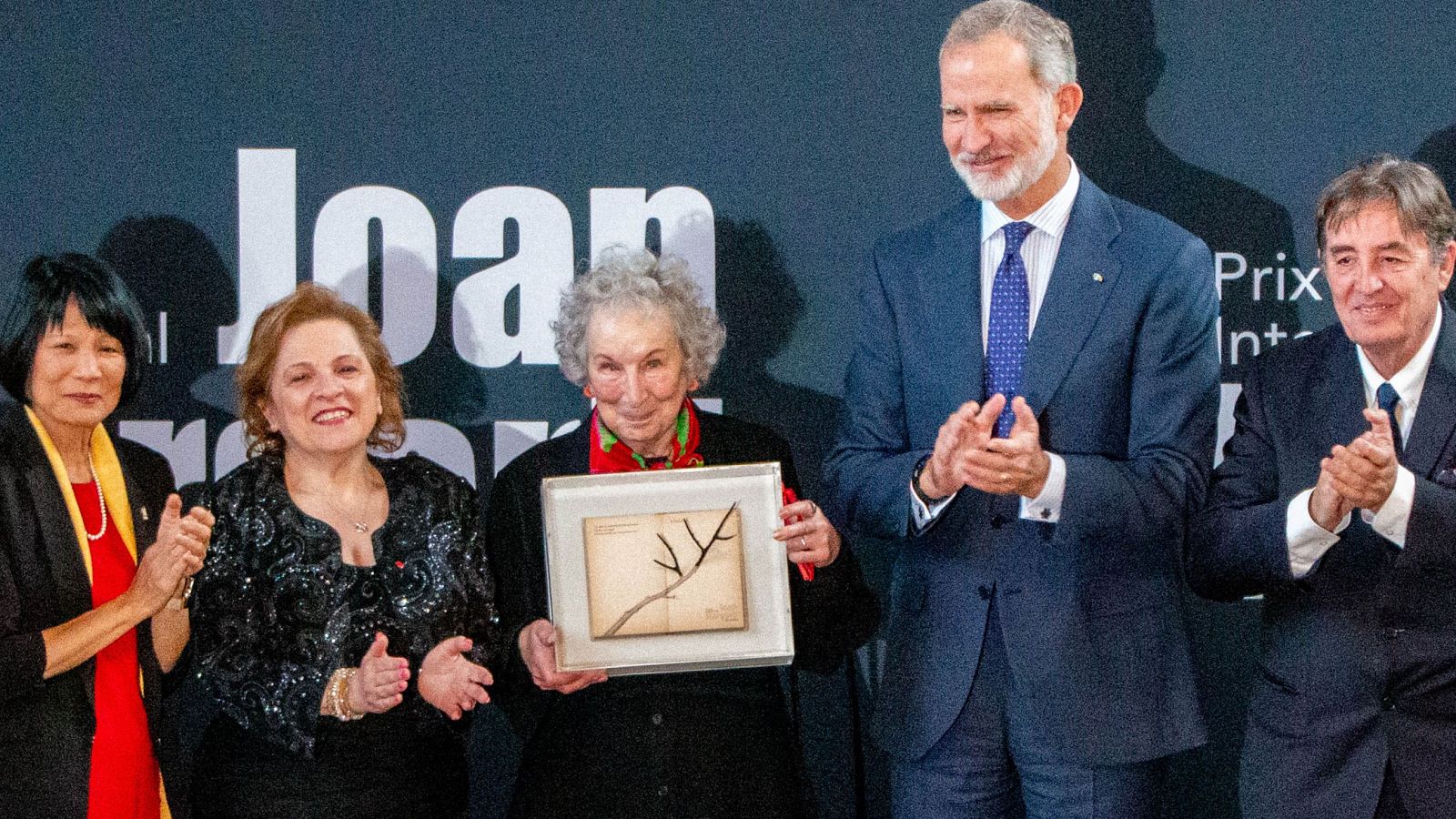 Margaret Atwood recibe el premio de poesía Joan Margarit de manos de Felipe VI