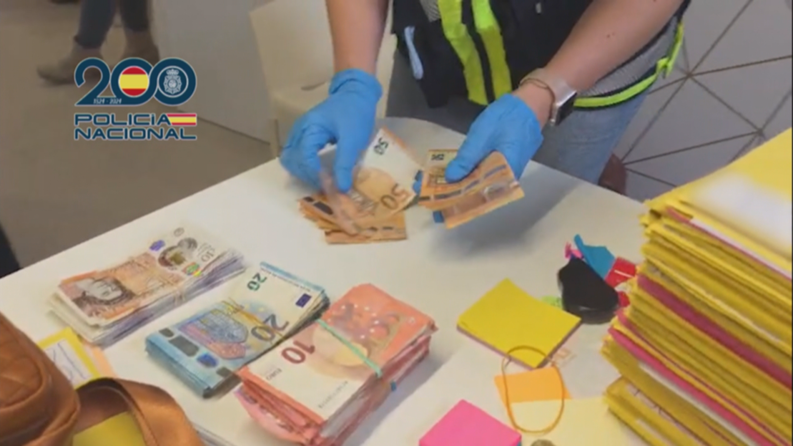 Agente de la Policía Nacional cuenta el dinero incautado en la operación