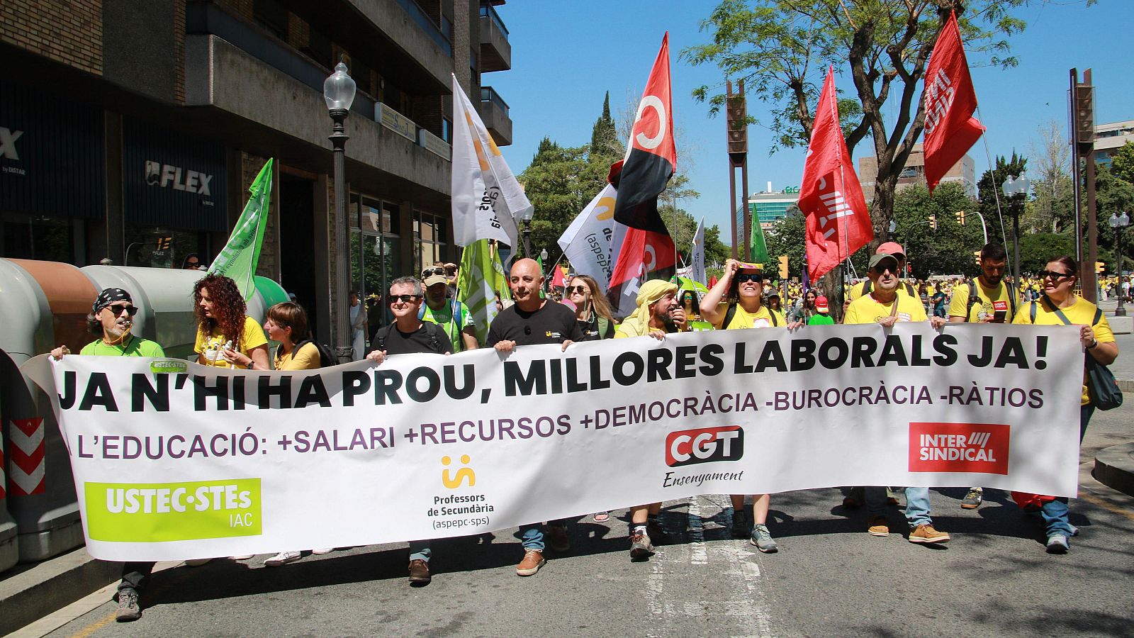 La capçalera de la manifestació a l'inici de la manifestació del sector educatiu a Tarragona