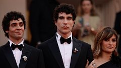El magnetismo de Los Javis y 'La bola negra' gusta en Cannes