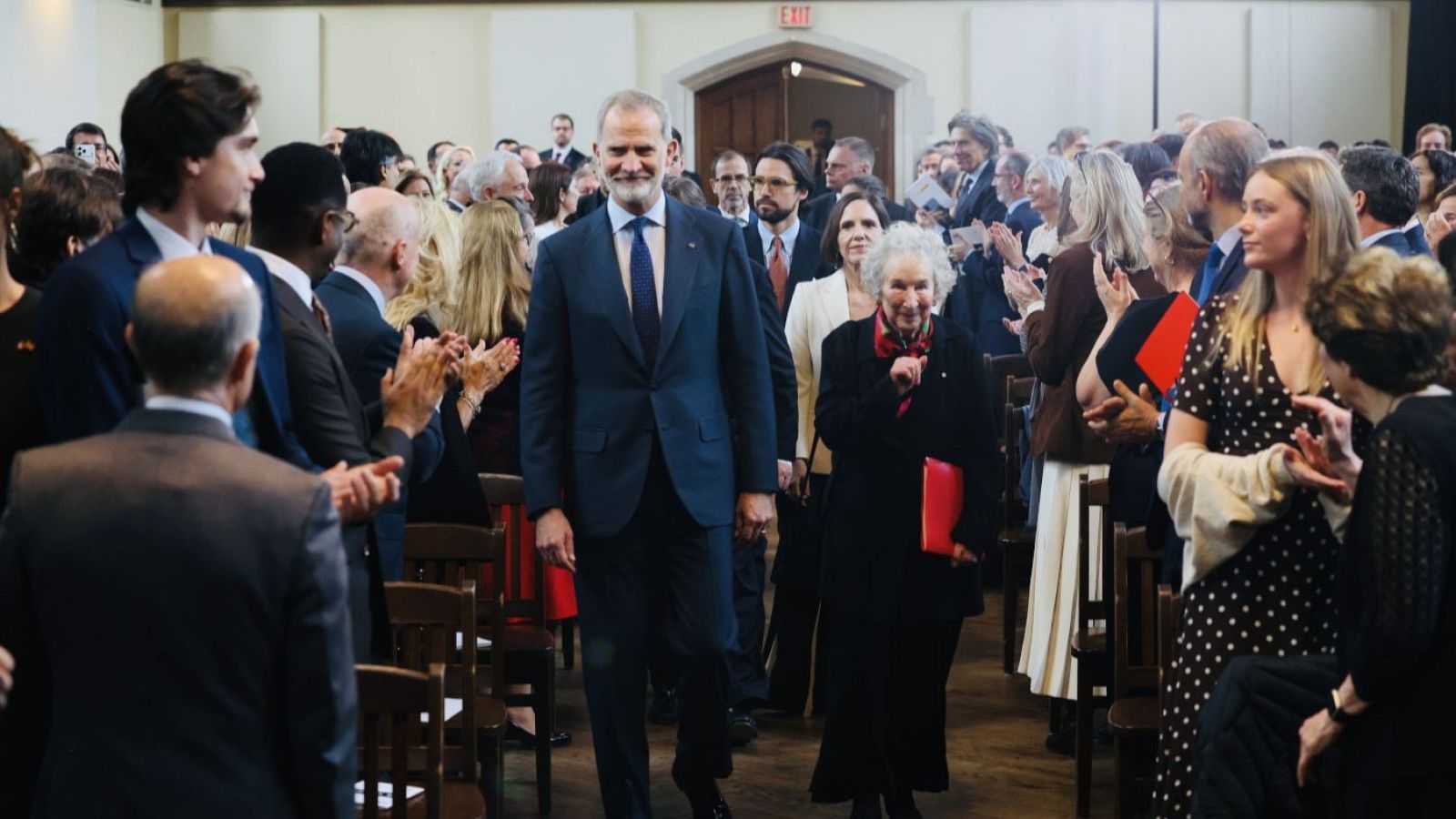 El Rey Felipe VI entrega el III Premio Internacional de Poesía Joan Margarit a la escritora Margaret Atwood, en la Universidad Victoria de la Universidad de Toronto, a 20 de mayo de 2026, en Toronto