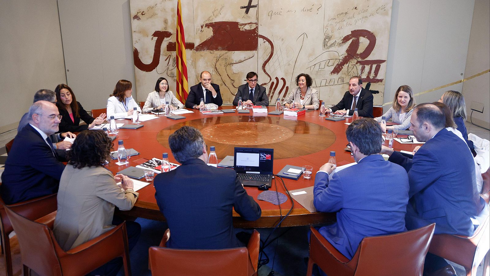 El Govern catalán se reúne para aprobar los presupuestos y enviarlos al Parlament El presidente de la Generalitat, Salvador Illa, acompañado de la consellera de Economía Alicia Romero preside la reunión para aprobar el proyecto de presupuestos