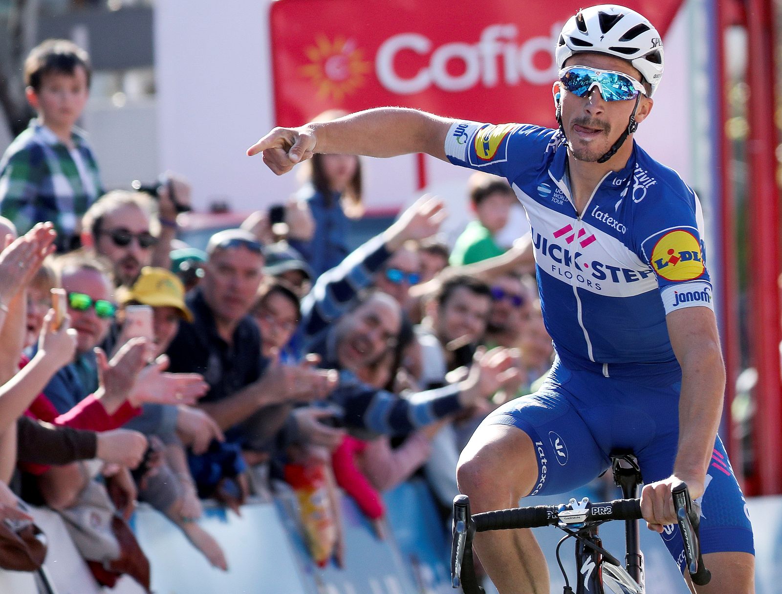 El corredor francés Julian Alaphilippe (Quick-Step) se impone en la primera etapa de la Vuelta al País Vasco.