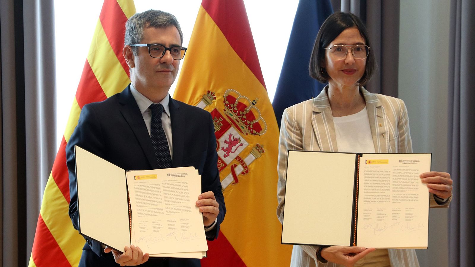 El ministre de Justícia, Félix Bolaños i la consellera d'Interior, Núria Parlon, mostren el conveni que han signat per incorporar els Mossos a l'ORGA