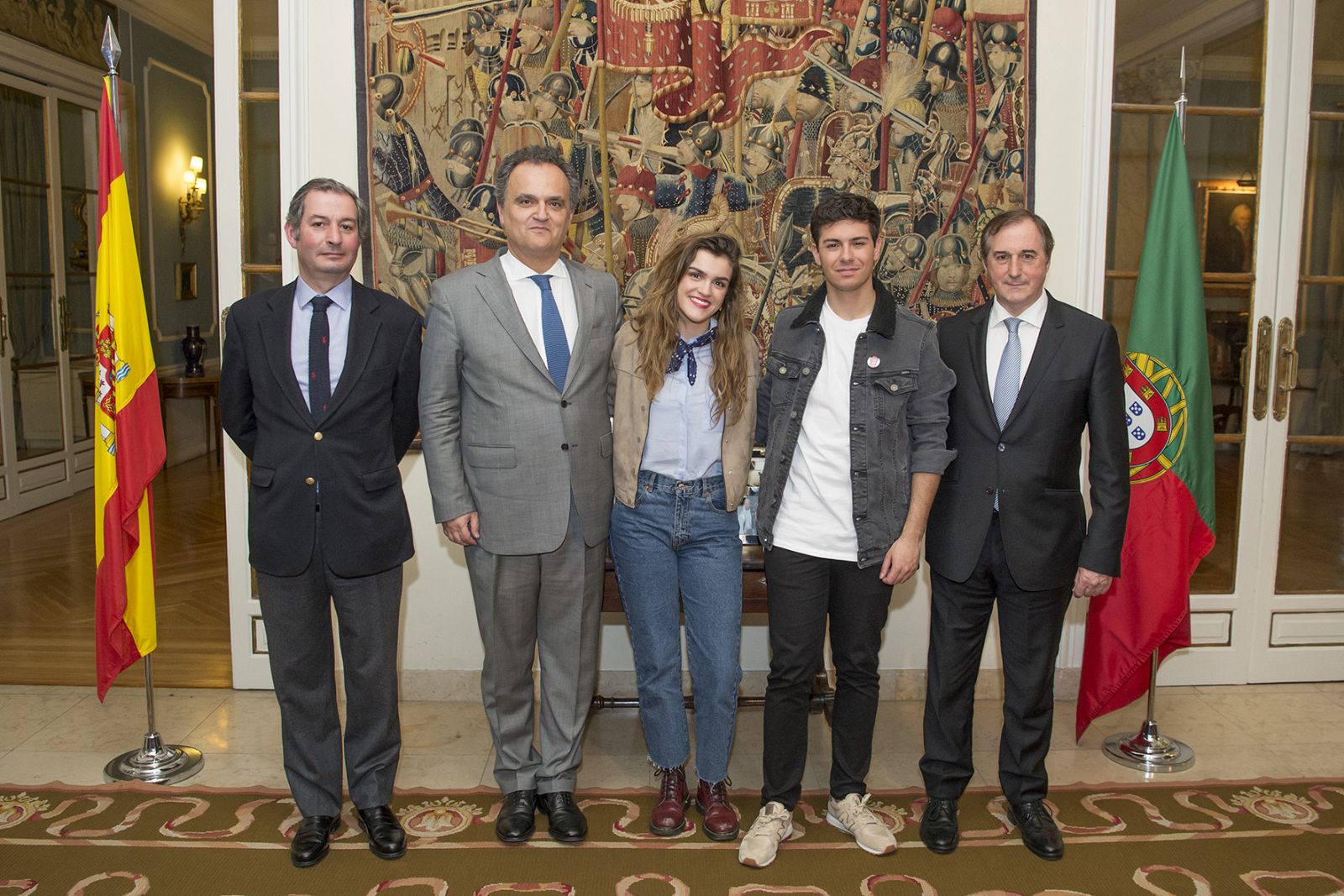 De izq. a dcha. El  Ministro Consejero de la Embajada Carlos Costa Neves, el El Embajador de PortugalFrancisco Ribeiro de Menezes, Amaia, Alfred y el Director de TVE, Eladio Jareño