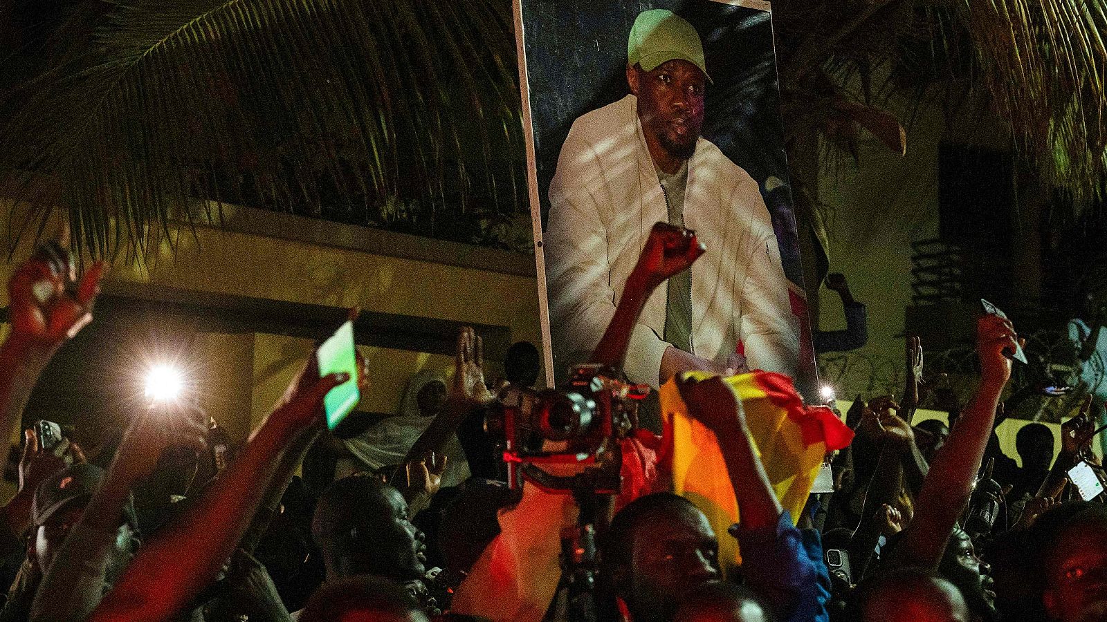 Partidarios  de Ousmane Sonko protestan frente a su domicilio en Dakar el 23 de mayo de 2026, tras su destitución como primer ministro de Senegal.