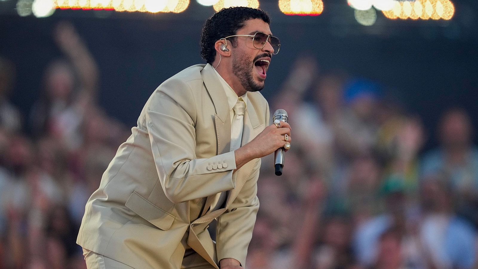 El reguetón y la salsa toman Barcelona en el desembarco de Bad Bunny en Europa