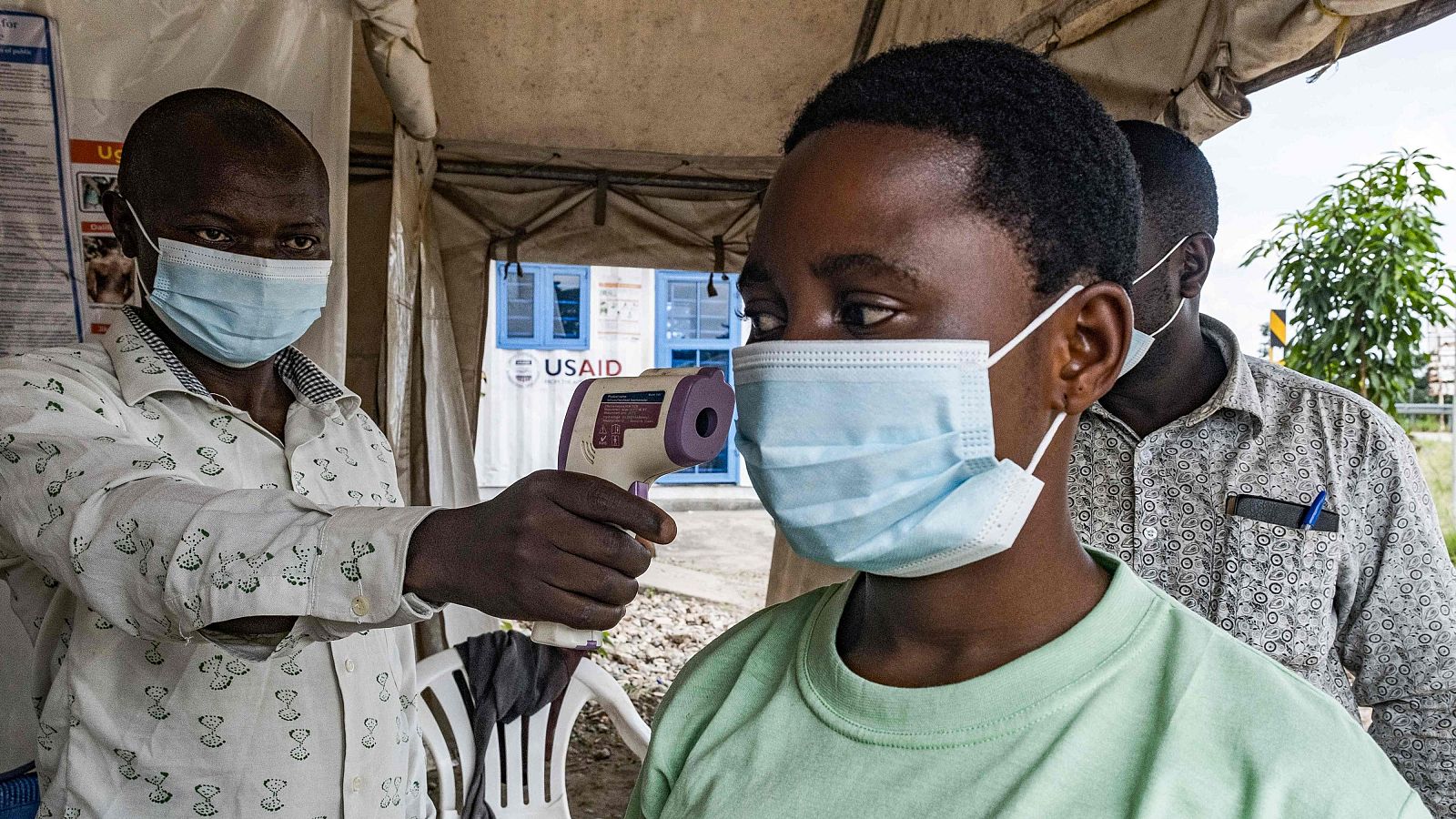 Uganda confirma tres nuevos casos de ébola y pide calma a la población