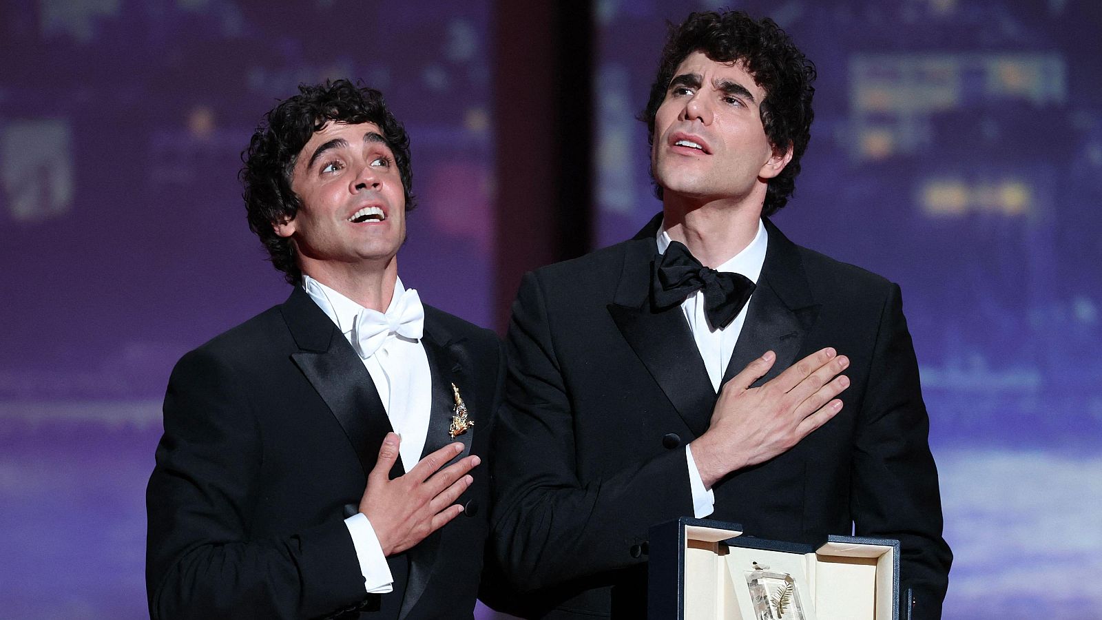 Los Javis, mejor dirección en el Festival de Cannes por 'La bola negra'.
