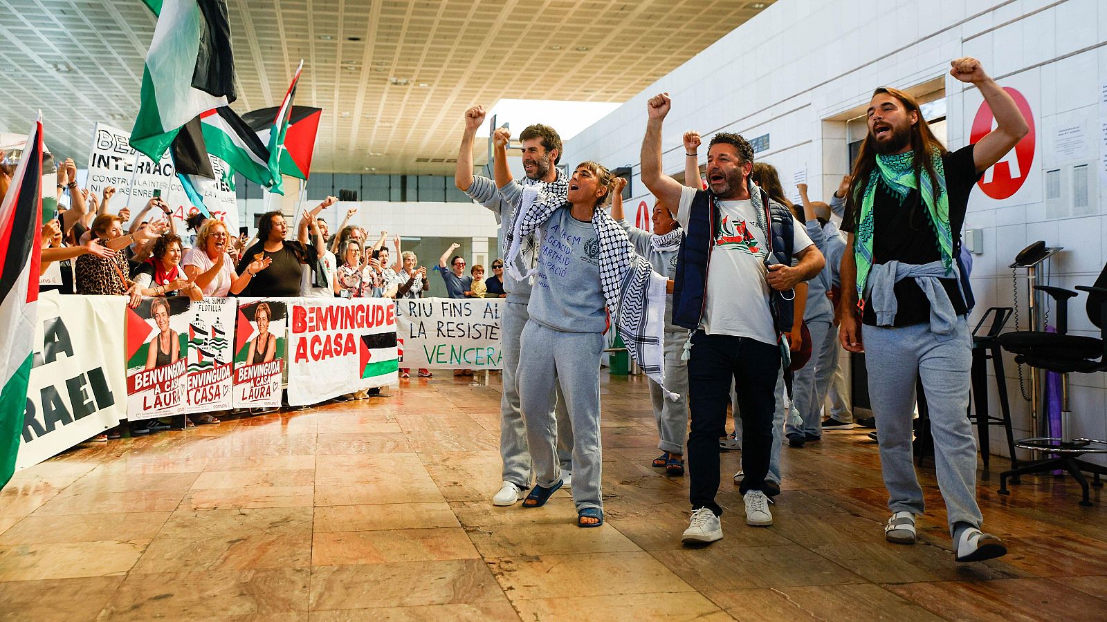 Els activistes de la Flotilla surten a la terminal 2 d'arribades de l'Aeroport del Prat