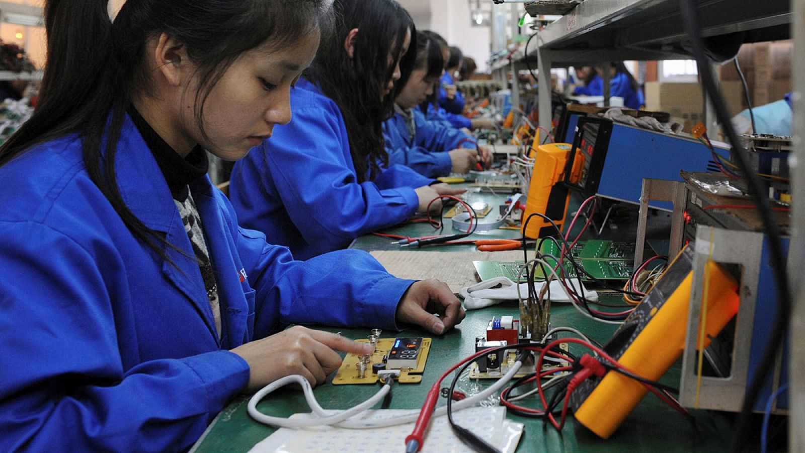 Varias trabajadoras ensamblan los mandos de control remoto para aparatos de aire acondicionado y calderas de agua caliente