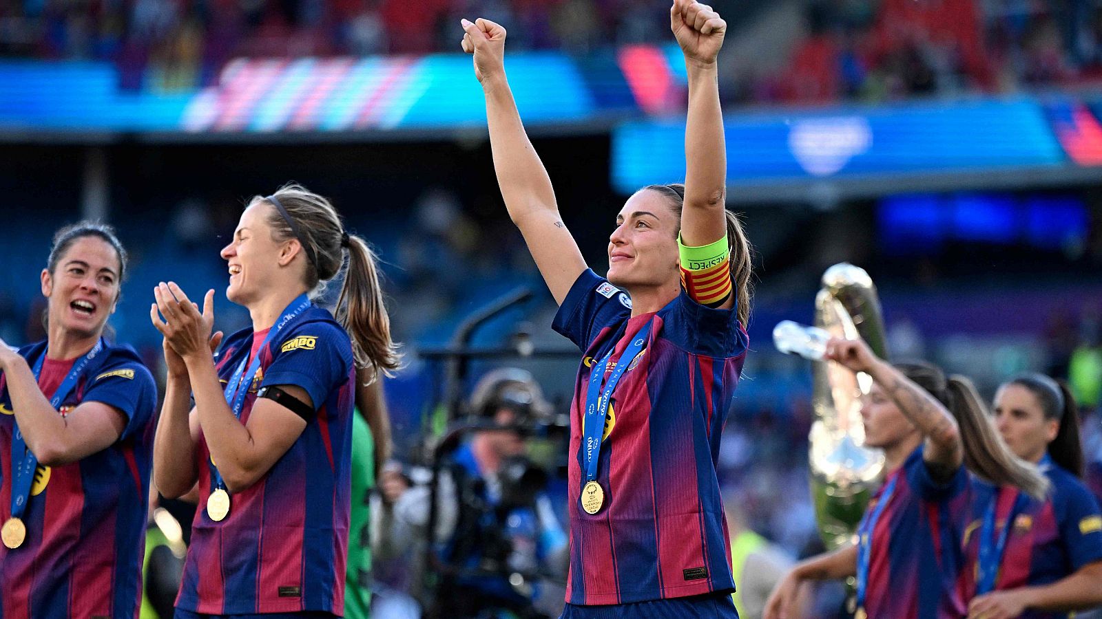 Alexia, con el brazalete del Barça en el brazo y la medalla colgada del cuello, mira a la grada y celebra la Champions en Oslo