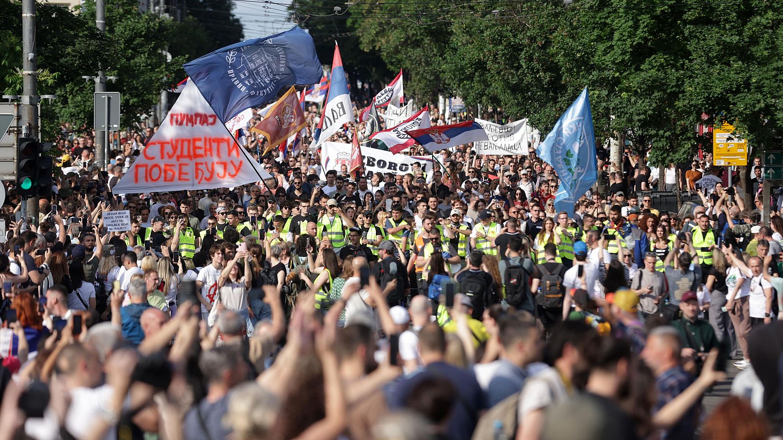 Decenas de miles de personas protestan contra el Gobierno en Belgrado, Serbia.