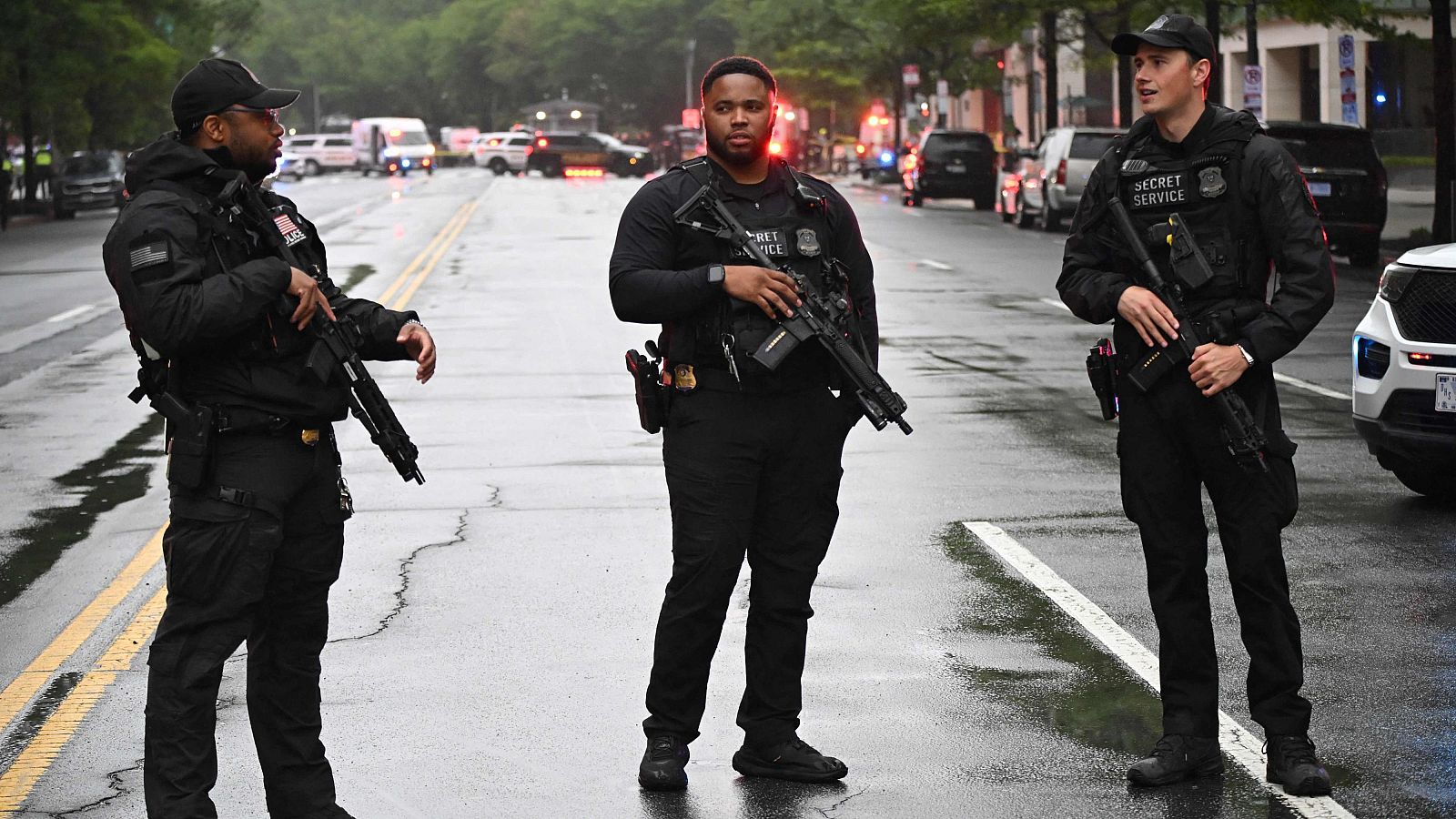 Un gran despliegue policial rodea la Casa Blanca tras escucharse disparos.