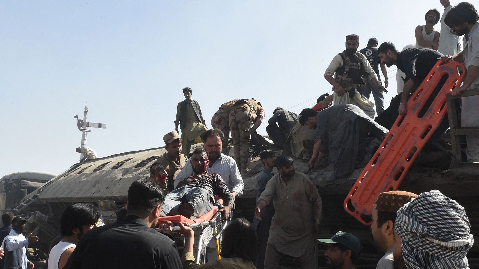 Al menos 30 muertos al descarrilar un tren por una bomba en el suroeste de Pakistán