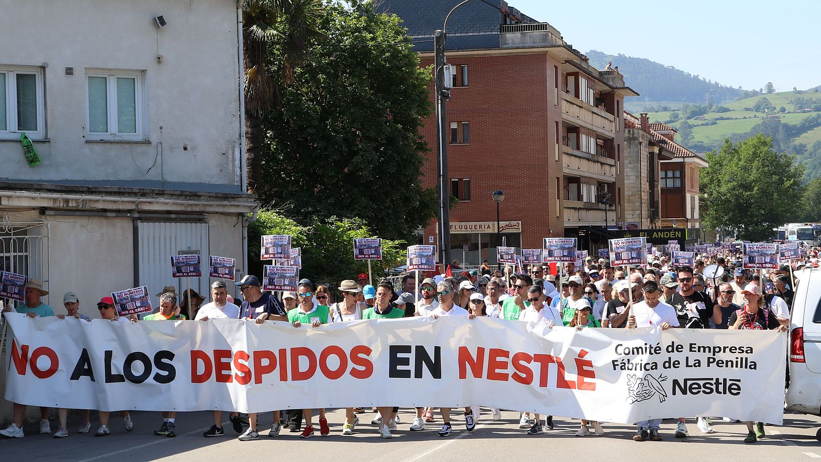 Manifestación en defensa del empleo de Nestlé en Cantabria