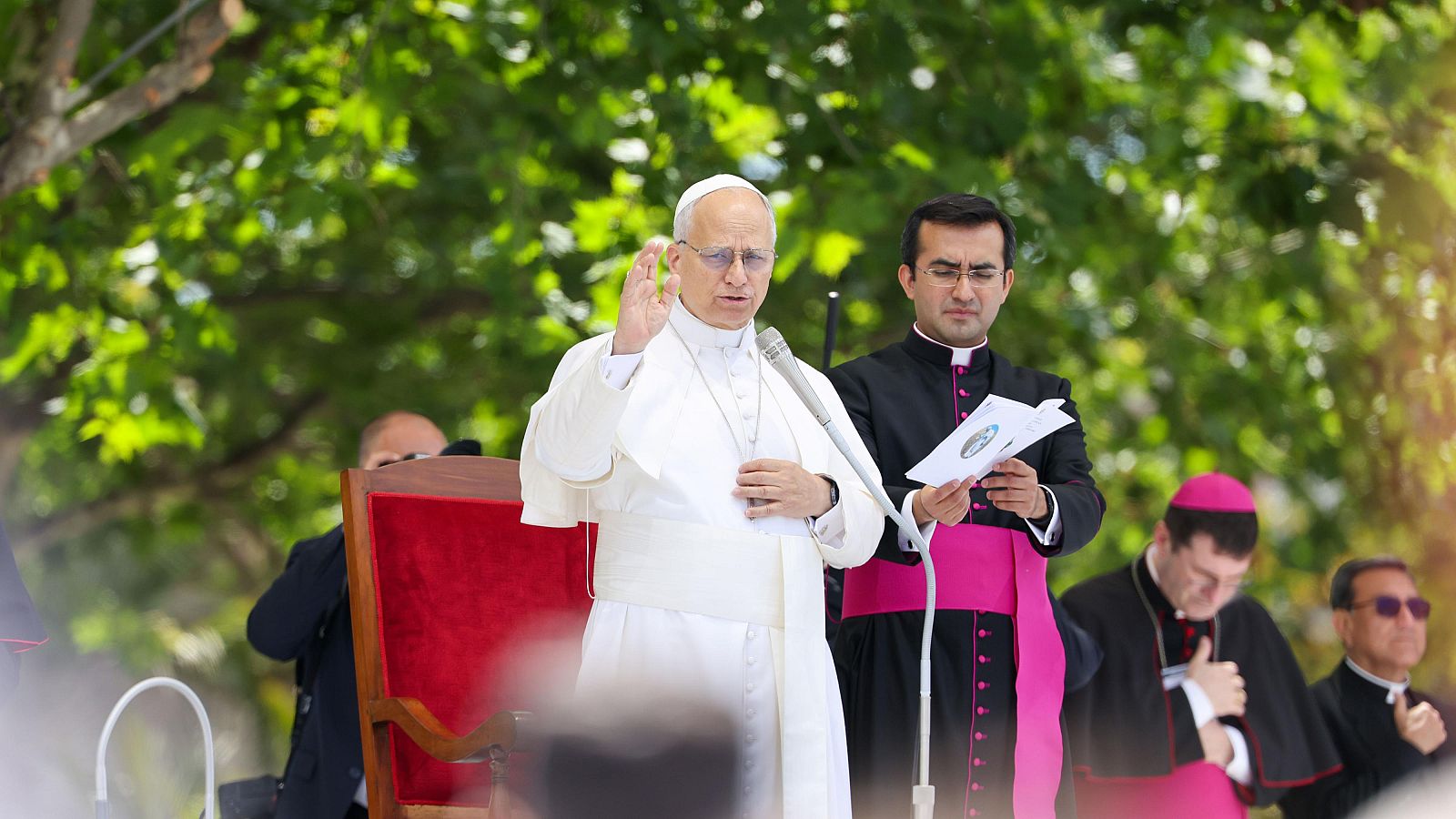Visita del papa a España: un abrazo de altura