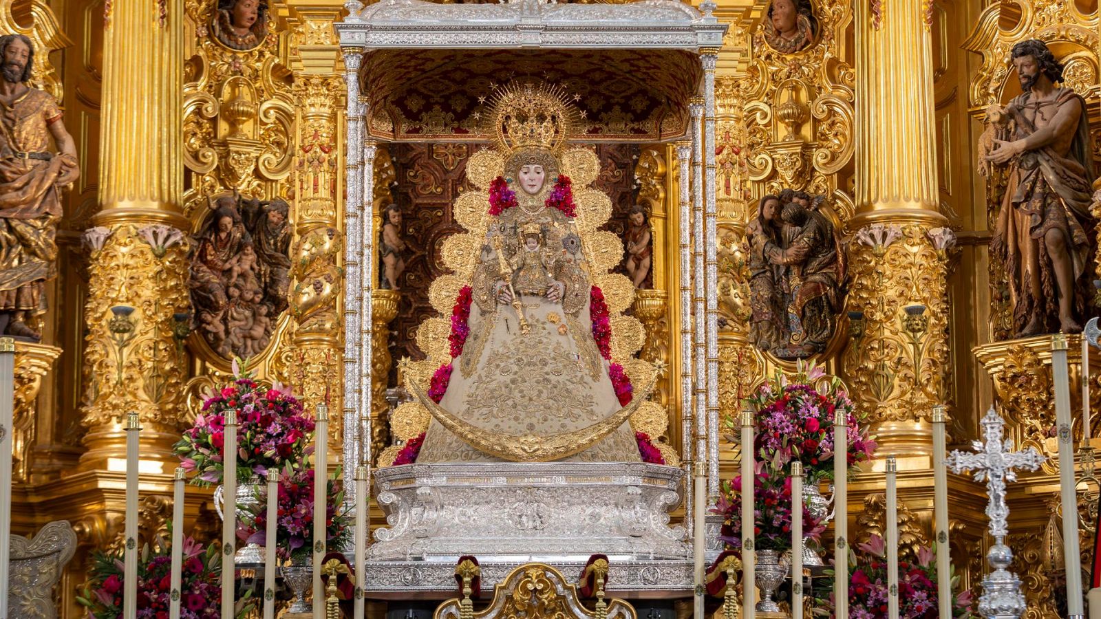 Los almonteños saltan la reja y da comienzo la procesión de la Virgen del Rocío