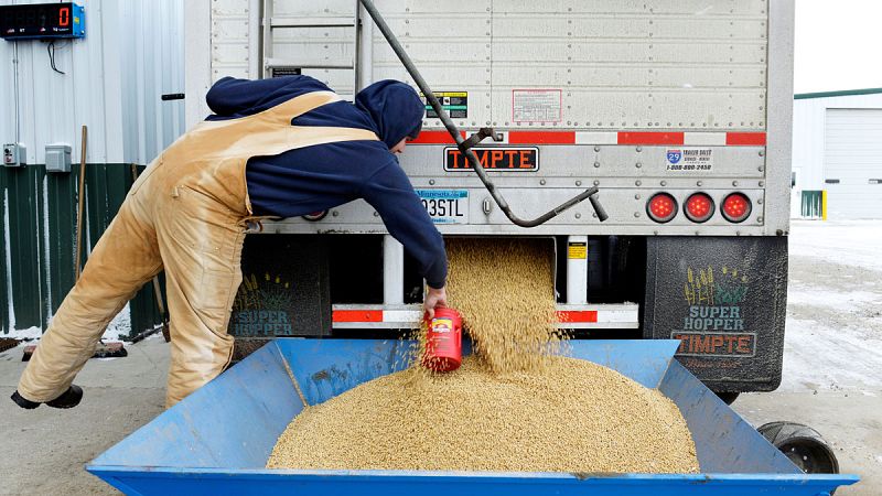 Pekín mantiene el pulso a Washington y anuncia un aumento de aranceles a la soja y los automóviles estadounidenses