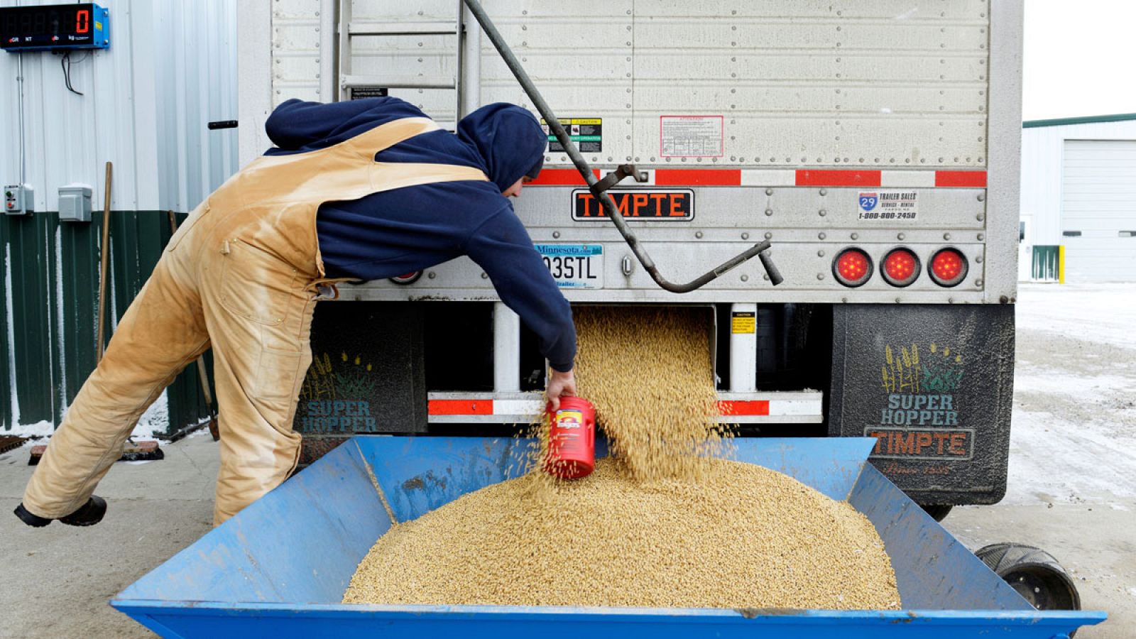 Un empleado toma una muestra de la soja cultivada y recolectada en una granja estadounidense