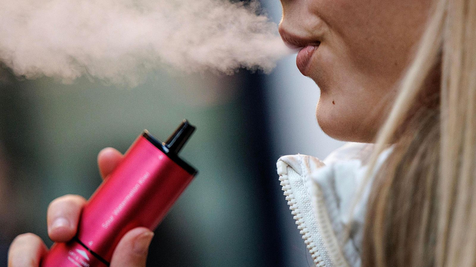 El consumo de vapeadores entre adolescentes triplica al del cigarrillo convencional.