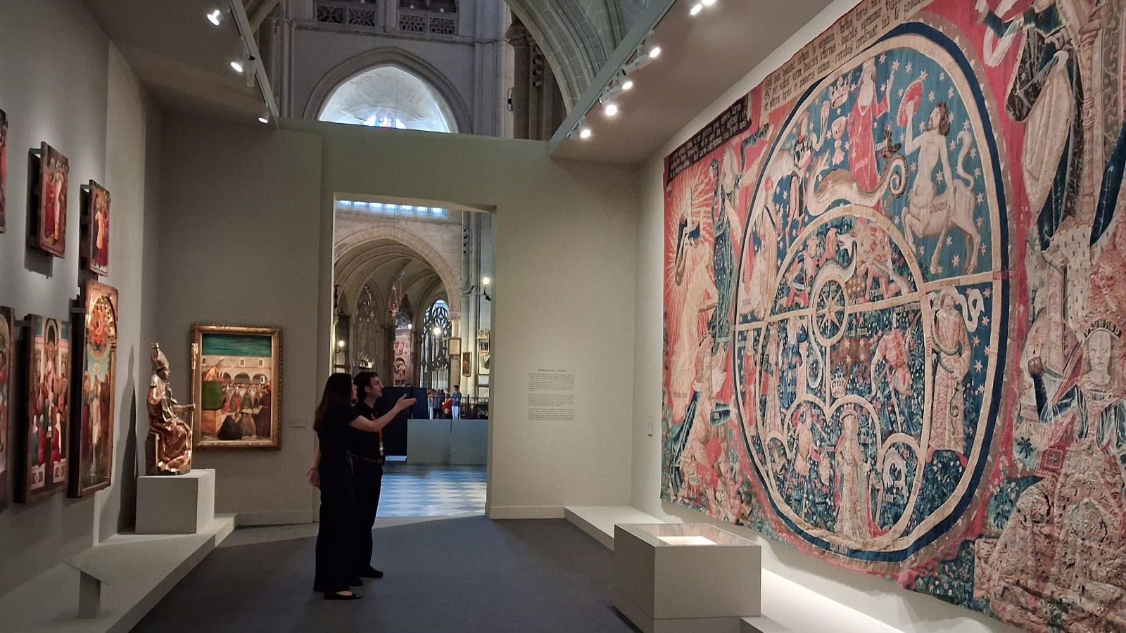 Dos asistentes a la exposición Primada en la catedral de Toledo