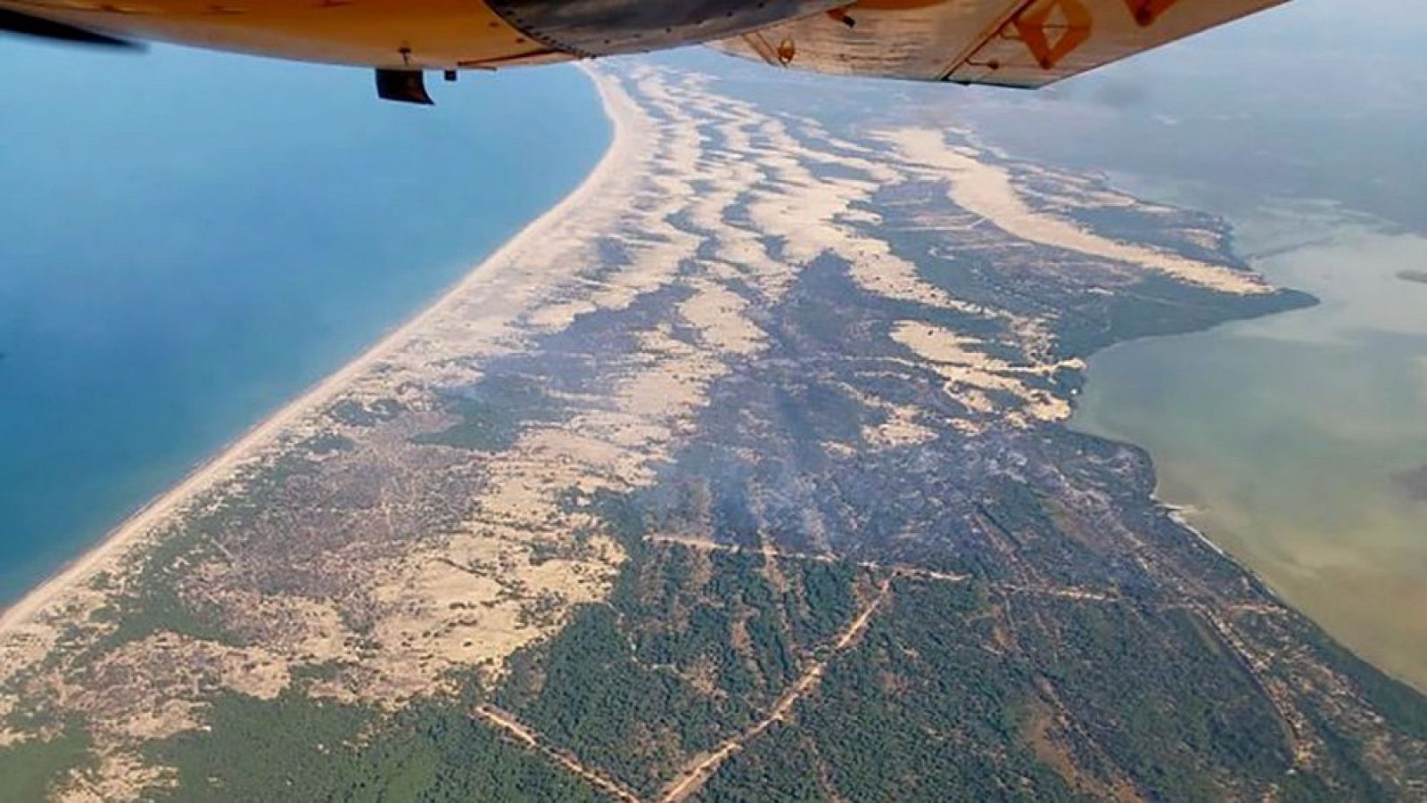 Medios aéreos y terrestres continúan trabajando en la extinción del incendio de Doñana.