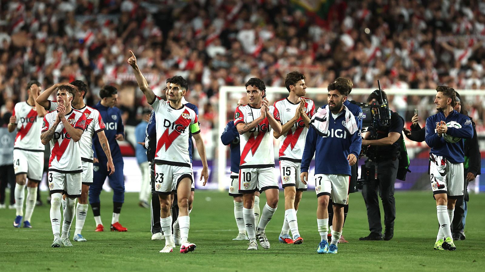 Los jugadores del Rayo celebran la victoria con la afición al finalizar el partido de ida de las semifinales de la Liga Conferencia