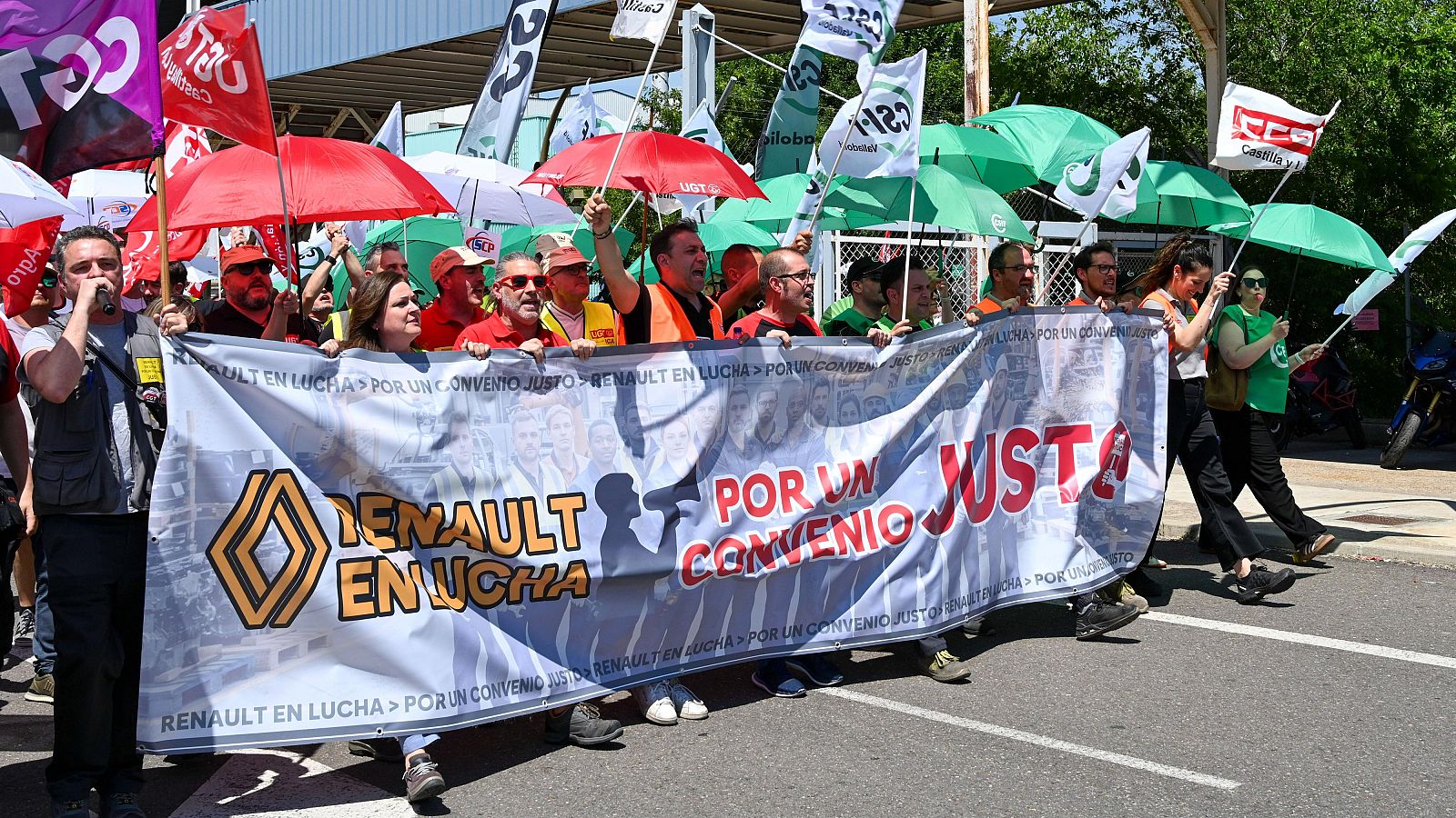 Trabajadores de Renault protestan a las puertas de la fábrica de Valladolid