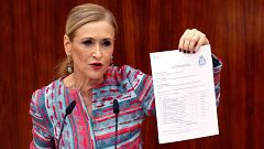 Cifuentes insiste en que su máster es "real" y en que hay una "operación" contra ella, pero la oposición no la cree