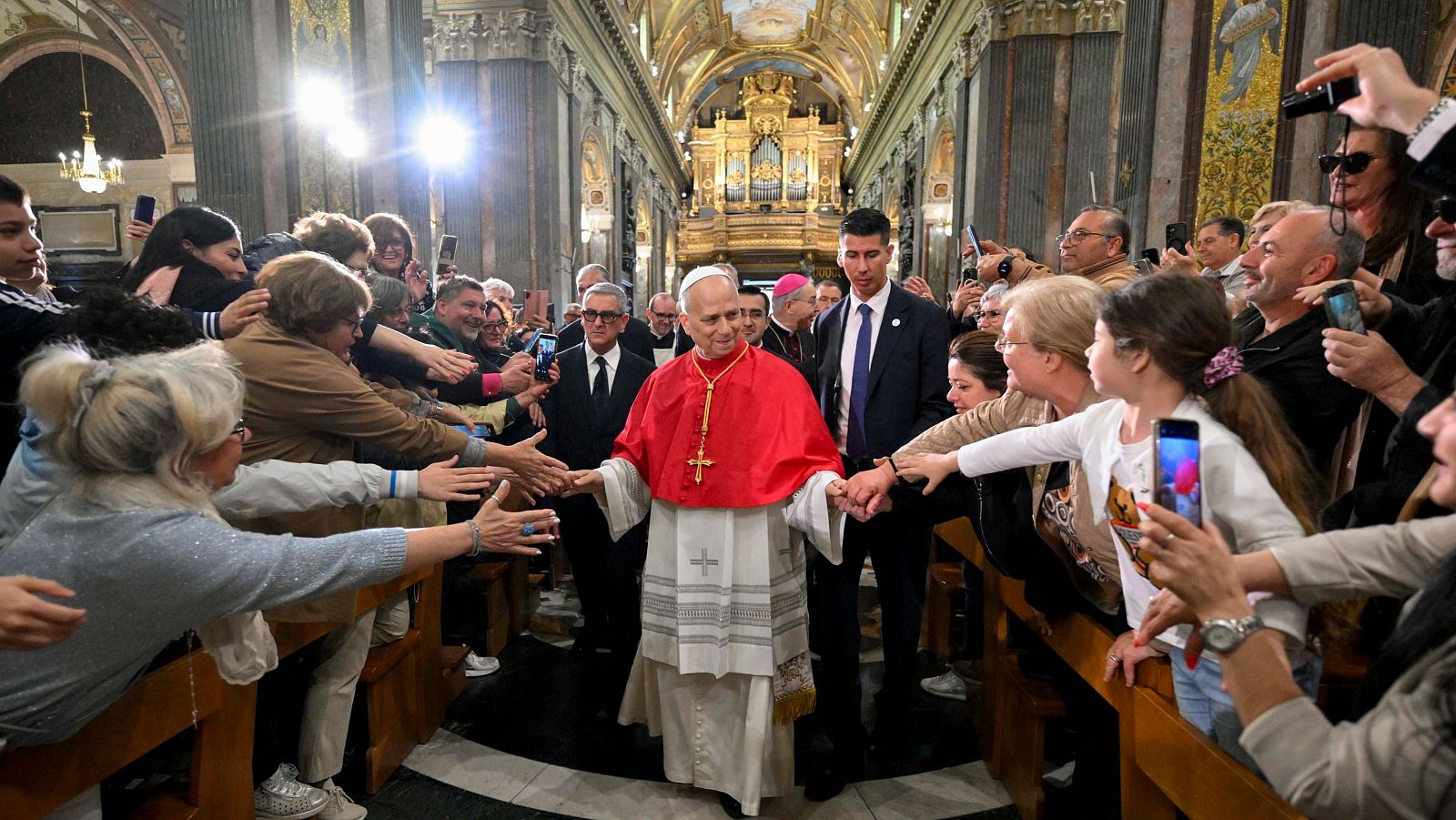 El Papa León XIV, vestido de blanco y rojo, saluda a una multitud emocionada en el Santuario de Pompeya, celebrando su primer año de pontificado.