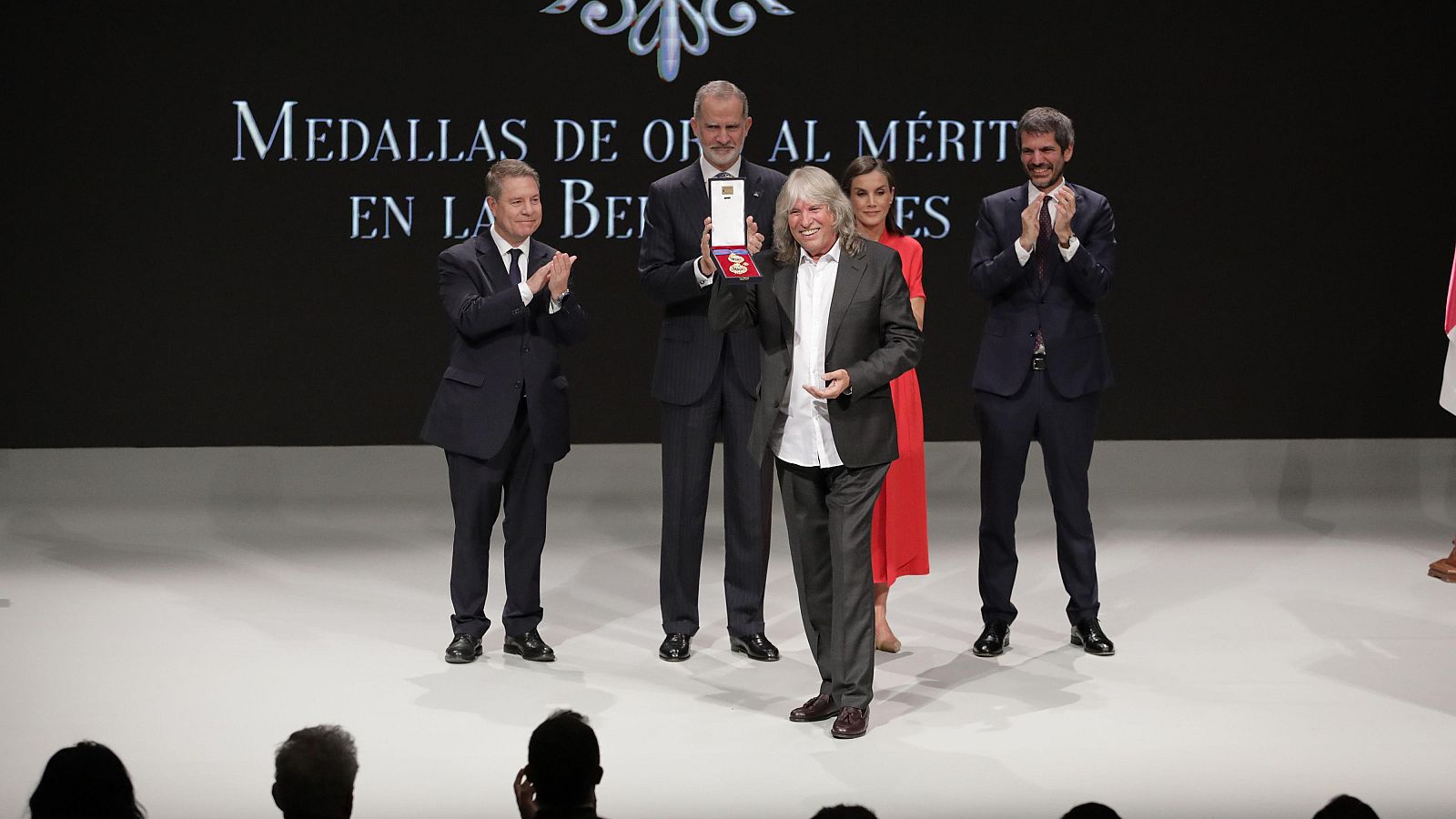 Los Reyes, el presidente de Castilla-La Mancha, Emiliano García-Page, y el ministro de Cultura, Ernest Urtasun, con el cantante José Mercé.
