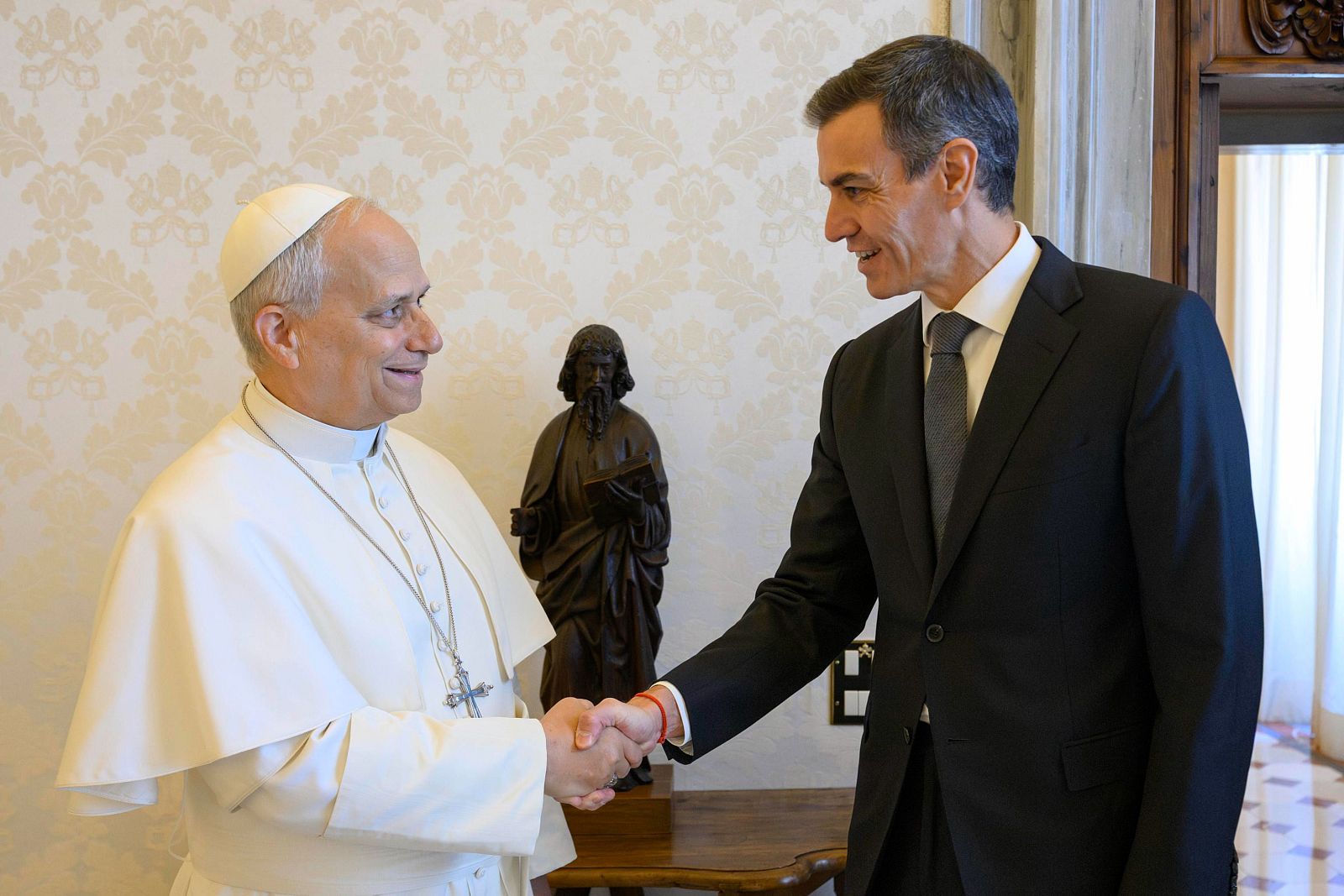 Sánchez resalta su "sintonía" con el papa tras una reunión en el Vaticano