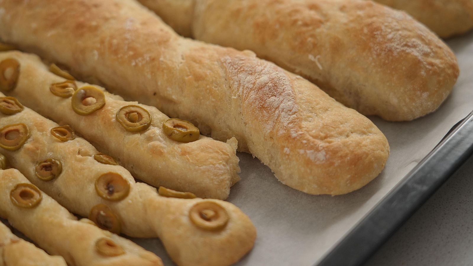 Pan casero sin amasado y bastoncitos de aceitunas y pipas