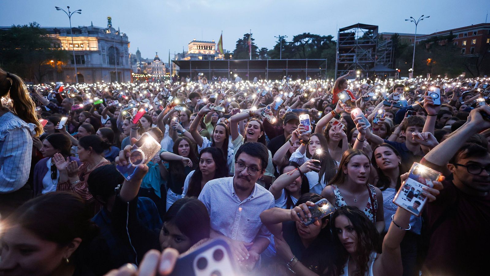 Cientos de jóvenes durante la actuación de Hakuna en la "Fiesta de la Resurrección" en Madrid, en abril